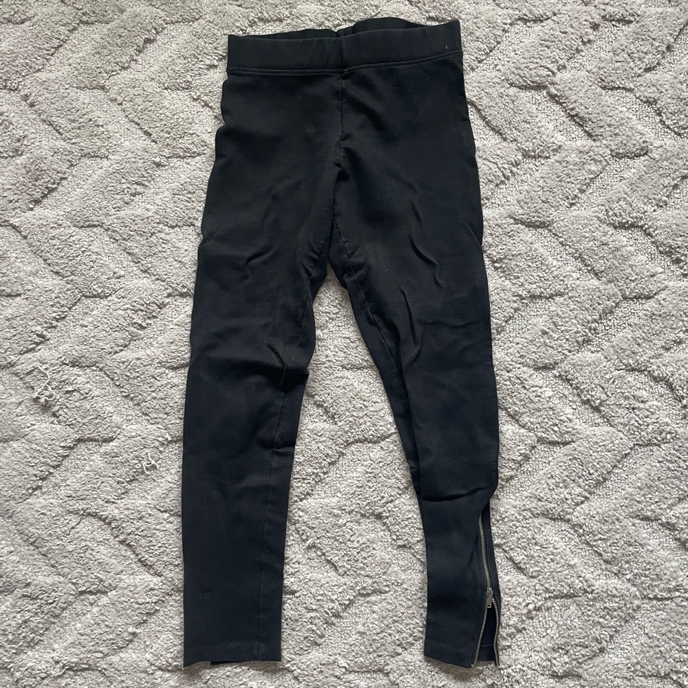 Women’s Old Navy black leggings with ankle zippers!